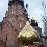 Подъем глав на Храм Новомучеников и Исповедников российских в Строгино